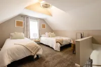 2 bed, 2 bath West Plaza House, yard, parking!