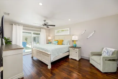 Expansive home w/Pool, Putting Green,Bay view, Manatees,10 mins to beaches & IMG