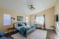 New! Cozy Modern Pool Home, Close to Downtown and The Strip