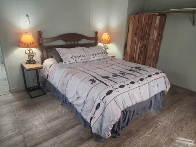 Charming 3-bedroom cabin in delightful Stockton with WiFi, AC,