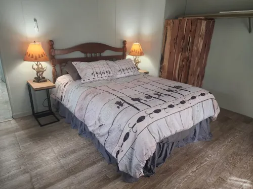 Charming 3-bedroom cabin in delightful Stockton with WiFi, AC,