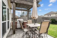 4 bedroom house with theatre! 10 minutes from Six Flags Hurricane Harbor! Kroger Marketplace附近的飯店