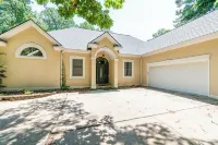 4 bedroom Lake front house 5 mins from liberty with private ramp and dock!