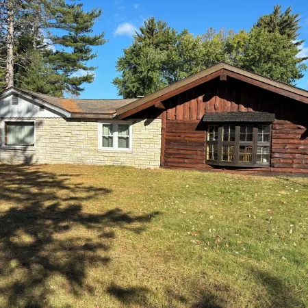 Lake front cabin on the Eagle River chain. Pet friendly. Pontoon for rent.