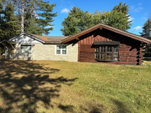 Lake front cabin on the Eagle River chain. Pet friendly. Pontoon for rent.