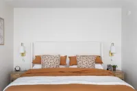 M22 Hemlock House-Renovated lakefront home