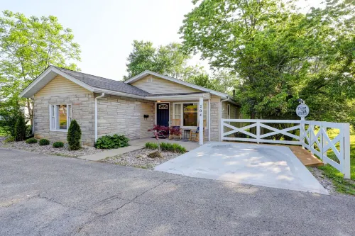 King Bed-Hot Tub-Arcade! Perfect for couples and families. Close to I-71.
