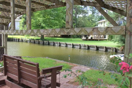 Beautiful Lakefront Home  - 4BR/3BA - Huge Lot! - 400ft of bulkhead - Boathouse