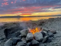 Quiet cabin in the woods with beautiful ocean views on the rocky Maine coast! Hotels in Surry