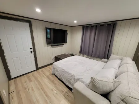 Cozy 2-bedroom cabin with WiFi, AC, garage, sleeps 6 in Saint Helen 222