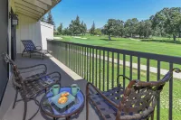 Stylish 2 King Bed w/Ensuite Bath. Lush Golf Course View! Perfect for 2 Couples!