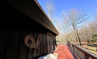 Camp Creaky Birch, cozy 2-bedroom cabin with privacy, firepit and deck.