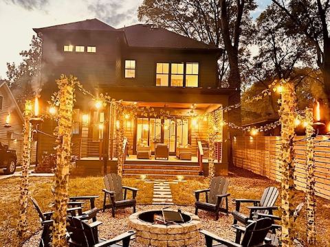 Luxurious Farmhouse w/ firepit, outdoor entertaining area w/ large tv and gym!
