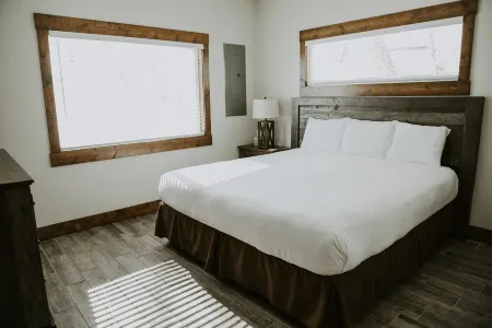 NEW 4 Bedroom Lakefront Villa @ Lake Darling Resort