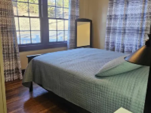 A Charming Craftsman's Cottage that is 5 minute walk from downtown Greeneville. Hoteles en Greeneville