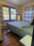 A Charming Craftsman's Cottage that is 5 minute walk from downtown Greeneville. Hotels in Greeneville