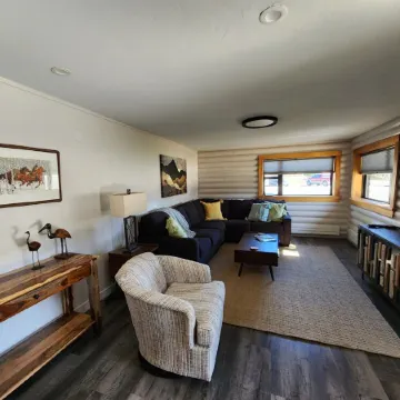 Mid Century Gem! Close to campus, downtown and bus stop. Clean and comfortable.