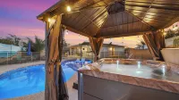 Unique 3-bed, 2-bath house with Pool, Hot Tub, and Hi-Spd Wifi in Optimist Park