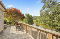 Cozy riverfront cabin on the New River.  Close to Boone and Appalachian State. Hotels in Bald Mountain