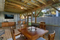 Spacious 4 Bedrooms with PRIVATE POOL & enclosed PATIO between Downtown & Tybee