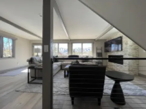 New, in town, incredible views, hot tub, walk/ride free shuttle, Ski Chalet!