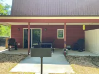 Unique barn shaped 2 bedroom cabin in Rogersville TN with AC, WiFi, dogs ok,