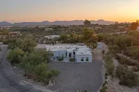 Catalina Foothills/ heated Pool/Guesthouse/sleeps 16