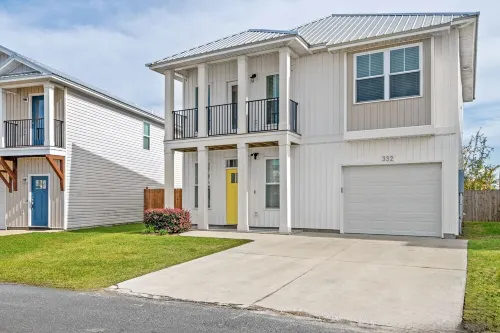 Luxury Coastal Inspired 4-Bedroom in Panama City Hotels in Callaway