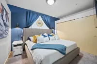 Near Wells Fargo, King Bed and Balcony and washer dryer, fitness room, Fireplace โรงแรมใน