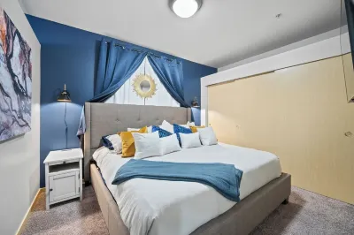 Near Wells Fargo, King Bed and Balcony and washer dryer, fitness room, Fireplace