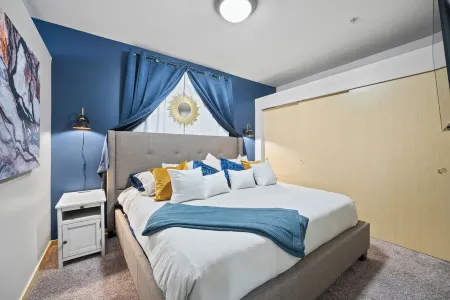 Near Wells Fargo, King Bed and Balcony and washer dryer, fitness room, Fireplace Отели рядом с достопримечательностью «Грэйтер Де-Мойн Ботаникал Гарден»