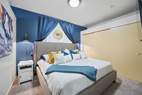 Near Wells Fargo, King Bed and Balcony and washer dryer, fitness room, Fireplace