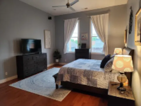 DOWNTOWN 2ND FLOOR LUXURIOUS CONDO 3 BLOCKS OFF BROADWAY IN A QUIET NEIGHBORHOOD