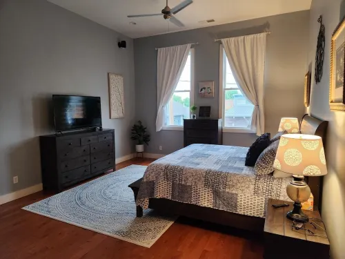 DOWNTOWN 2ND FLOOR LUXURIOUS CONDO 3 BLOCKS OFF BROADWAY IN A QUIET NEIGHBORHOOD