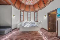 Castle Estate in SW Portland with hot tubs, minutes from downtown Portland. Hotels in 