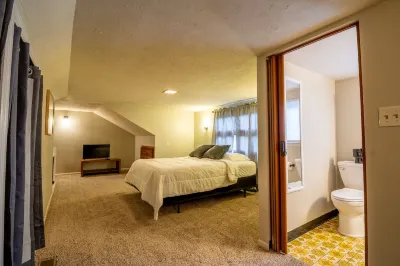 Renovated Home in Marietta, OH- close to downtown "Our Cozy Corner" The Basilica of Saint Mary of the Assumption附近的飯店