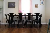 Sunscape Bungalow: Themed Rooms, Library/Office, 20 min Downtown, Wifi, Games WD