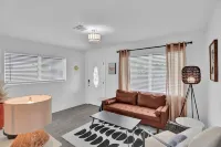 Ideal Weekly Stay w/ Backyard BBQ, 10mins to Beach/Airport, 25mins to Miami