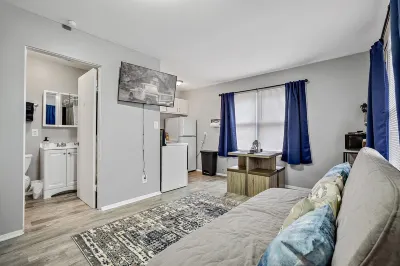 Rustic Spacious Studio/Aurora area/Sleeps 2/Pet Friendly/FREE WI-FI & Parking Hotel dekat Paramount Theatre