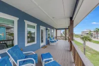 4/4. Pool & Golf Cart.  1st Floor Master Suite.  2 Masters Up, Boat Parking.