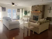 Hidden Retreat Huge family area. Fireplace, outside grill,  private, secluded.