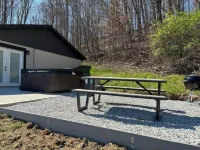 Hot Tub! Fire Pit! Picnic Area & Grill! View Hardwicks Creek Haven@Rrg