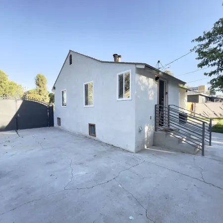 New 3 BR, Gated Parking, Sleep 8, Walk to BLVD