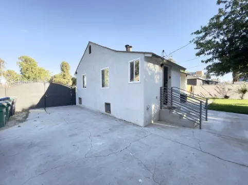 New 3 BR, Gated Parking, Sleep 8, Walk to BLVD