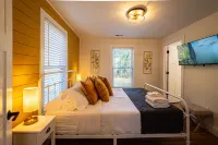 Cozy 2 Br, 2 BA Cottage in Downtown Dahlonega! - 3-Star