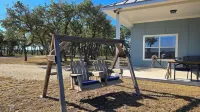 Cozy hilltop guesthouse at Barkspin Oaks Ranch. Beautiful views! Hôtels à proximité de : Ian's Chapel at Camp Lucy
