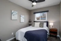 1 Mile to Lake, CLEAN, Private Yard, Fireplace, Memory Foam, Parking, Netflix