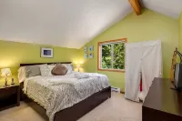 Mt Baker "Eh" Frame! 6 Person Hot Tub! 3Bd2BTH! Wifi! King Bed! EV Charger!