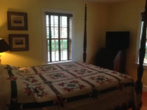 Carpenter St. Cottage In the Heart of St Michaels Village - Large Screened Porch