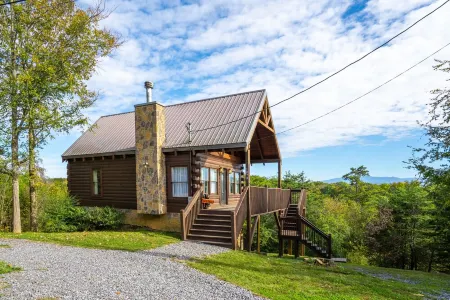 Secluded Mountain View Cabin w Private Lake Access Отели рядом с достопримечательностью «Sims Point»